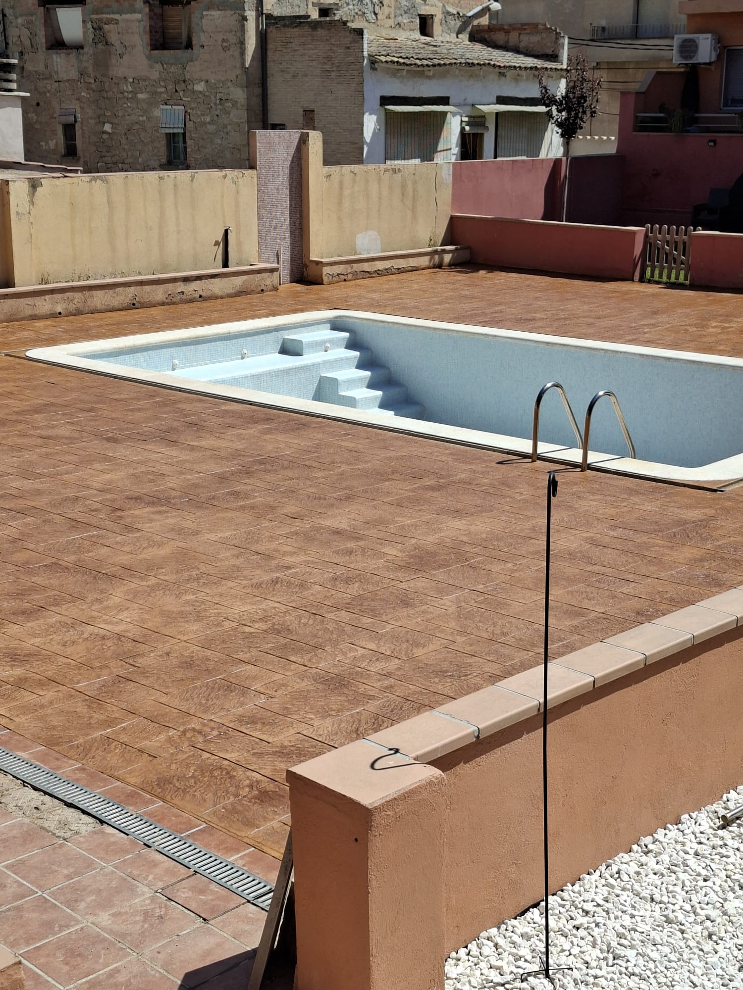 Zona de piscina con hormigón impreso antideslizante