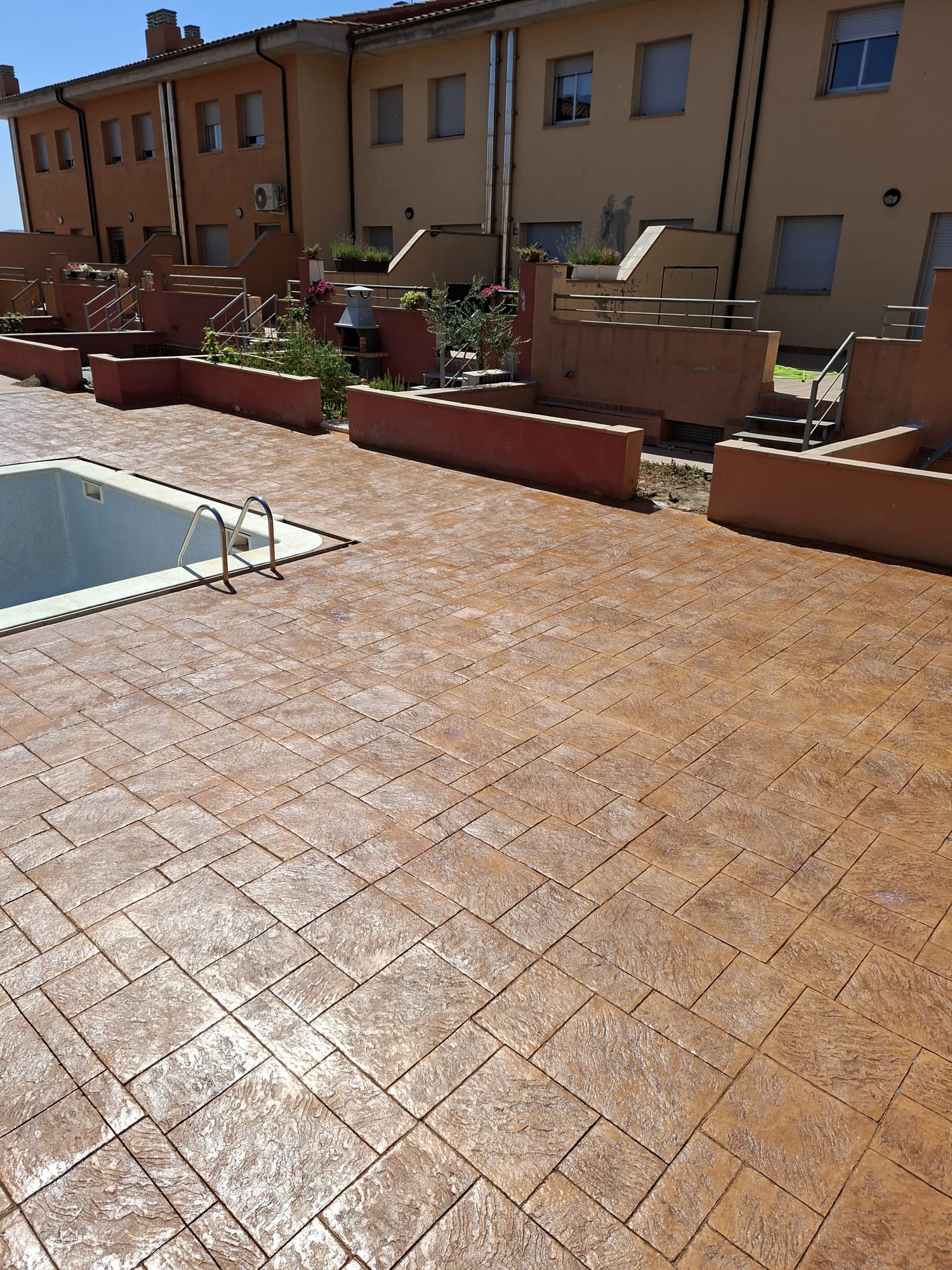 Comunidad de vecinos con hormigón impreso