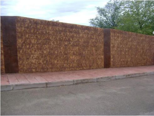 Pared de jardín imitación piedra hormigón impreso vertical